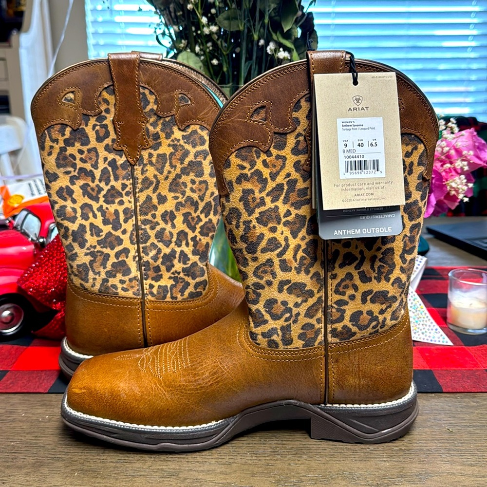 Ariat women’s Athem Savanna - Leopard Print square toe boots. Never worn.